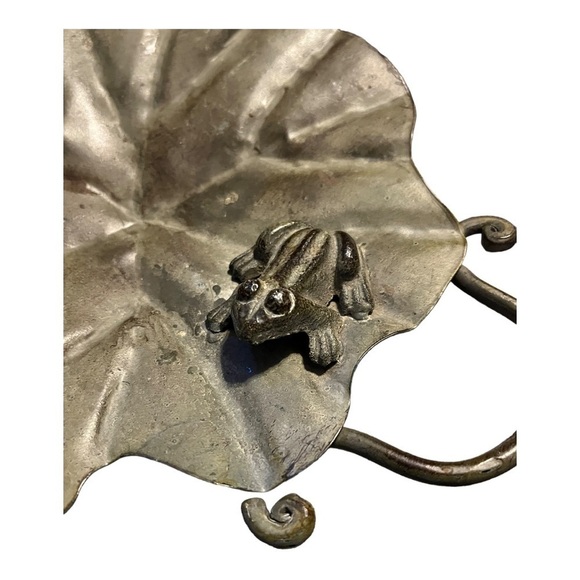 LILLY pad metal tray with frog and handles painted a moss green 8” x 11” frog 2” - Picture 3 of 9